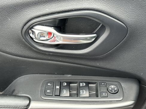 Used 2019 Jeep Cherokee Latitude Plus AWD/4WD image 16