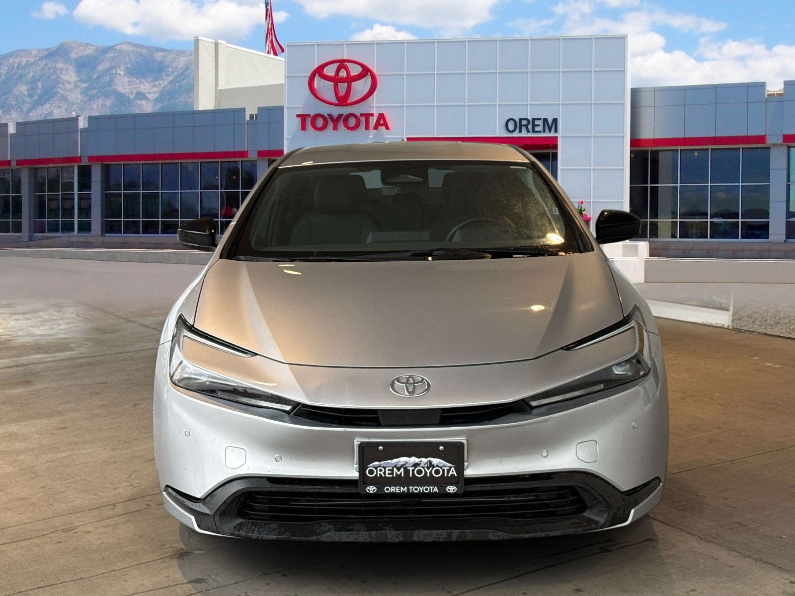 Used 2025 Toyota Prius LE FWD image 2