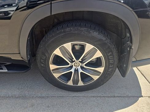 Used 2021 Toyota Highlander XLE AWD/4WD image 3