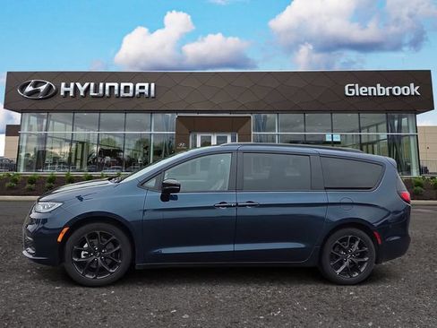 Used 2025 Chrysler Pacifica Limited FWD image 1