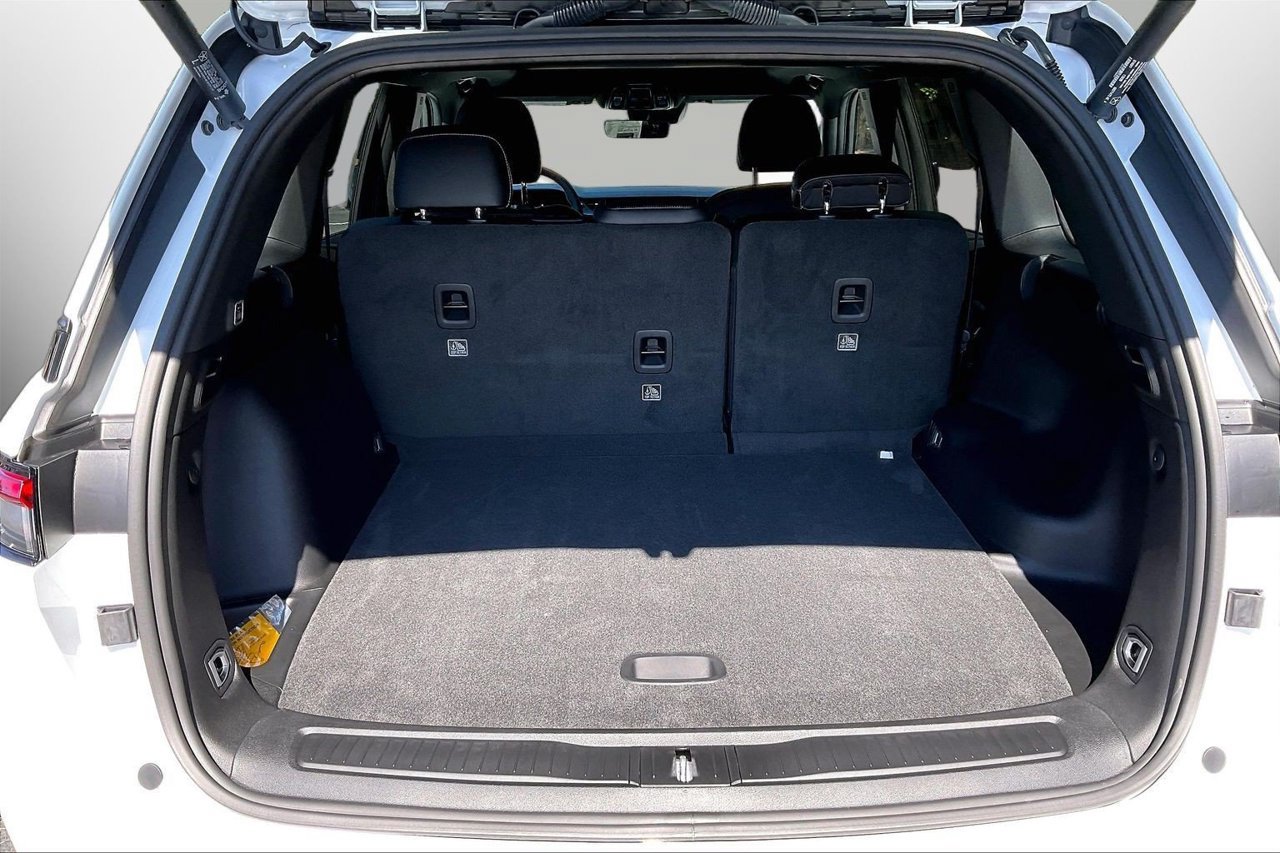 New 2027 Jeep Grand Cherokee Altitude RWD image 23