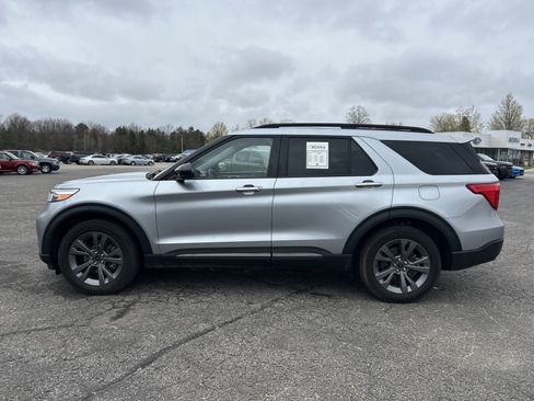 Used 2022 Ford Explorer XLT w/ XLT Sport Appearance Package AWD/4WD image 6