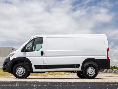 Used 2025 RAM ProMaster 2500 w/ Convenience Group FWD image 4