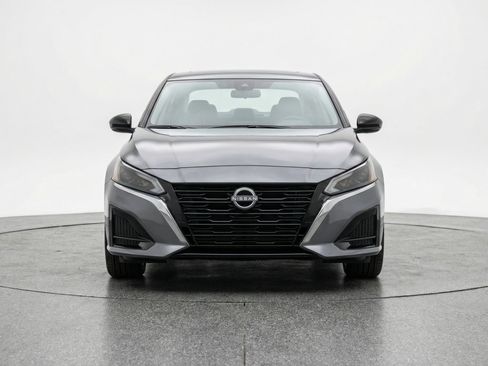 Used 2025 Nissan Altima 2.5 SV FWD image 2