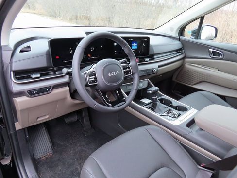 New 2026 Kia Carnival EX FWD image 18