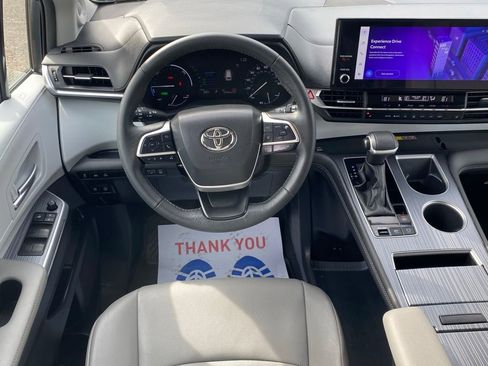 Used 2025 Toyota Sienna XLE image 12