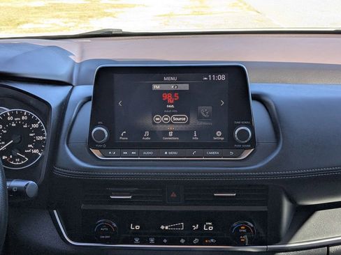 Used 2023 Nissan Rogue SV image 17