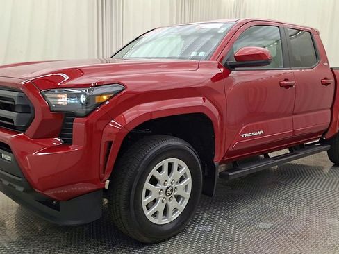 Certified 2025 Toyota Tacoma SR5 AWD/4WD image 11