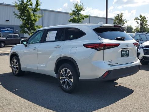 Used 2023 Toyota Highlander XLE FWD image 4
