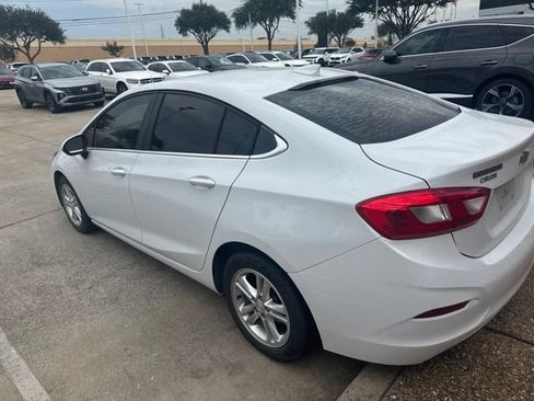 Used 2017 Chevrolet Cruze LT FWD image 4