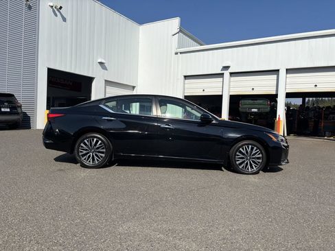 Used 2024 Nissan Altima 2.5 SV w/ SV Premium Package FWD image 8