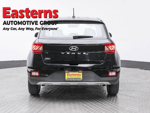 Used 2025 Hyundai Venue SE image 6