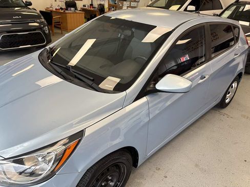 Used 2012 Hyundai Accent GS image 3