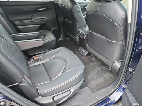 Used 2023 Toyota Highlander XLE FWD image 18