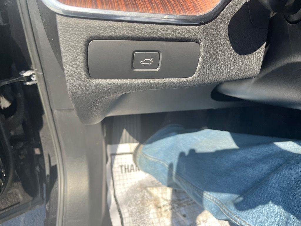 Used 2023 Volvo XC60 B5 Plus AWD/4WD image 13