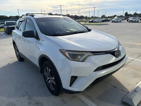 Used 2017 Toyota RAV4 LE FWD image 3