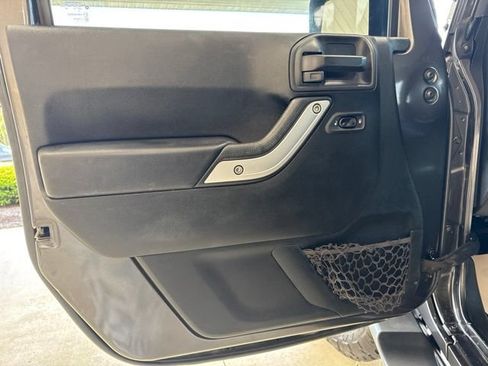 Used 2018 Jeep Wrangler Unlimited Sahara w/ Connectivity Group AWD/4WD image 12