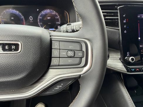 Used 2024 Jeep Wagoneer L Series II RWD image 21