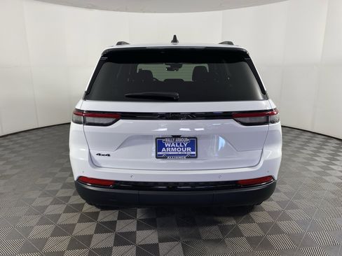 New 2025 Jeep Grand Cherokee Altitude image 8