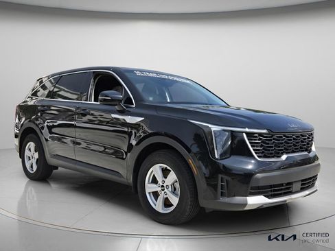 Certified 2026 Kia Sorento LX FWD image 9