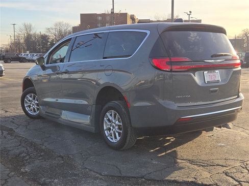 Used 2023 Chrysler Pacifica Touring-L image 18