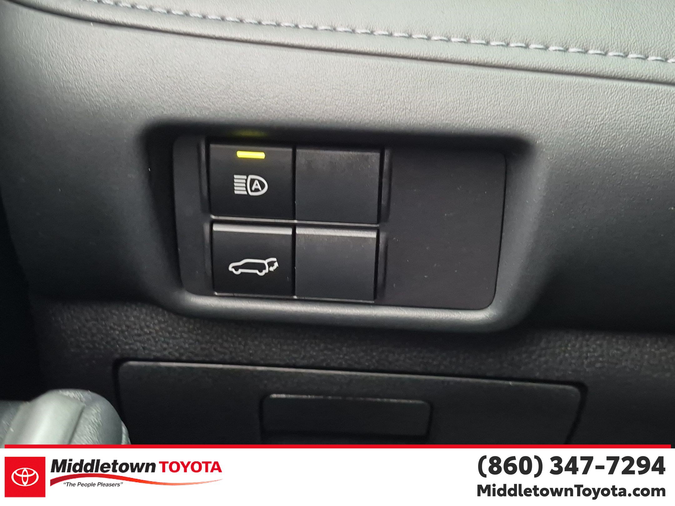 Used 2023 Toyota Highlander LE AWD/4WD image 18