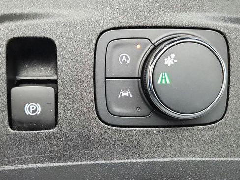 Used 2023 Chevrolet Traverse LT image 40