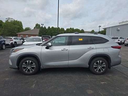 Used 2021 Toyota Highlander XLE AWD/4WD image 4