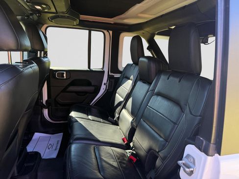 Used 2018 Jeep Wrangler Unlimited Sahara image 13