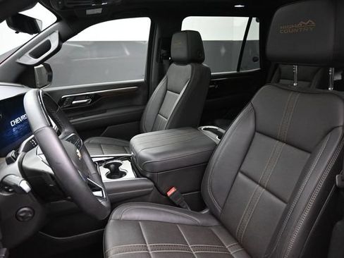 Used 2025 Chevrolet Tahoe High Country AWD/4WD image 7