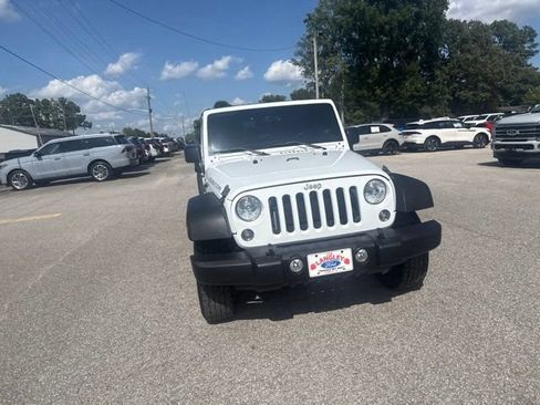 Used 2015 Jeep Wrangler Unlimited Rubicon w/ Connectivity Group AWD/4WD image 8
