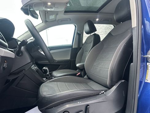 Certified 2022 Volkswagen Taos SE image 3