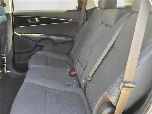 Used 2017 Kia Sorento L image 17
