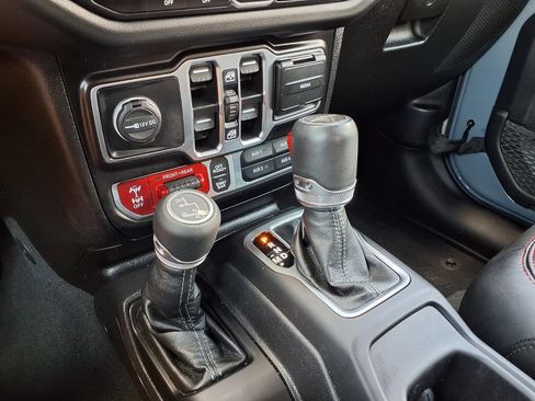 Used 2024 Jeep Gladiator Rubicon w/ Technology Group AWD/4WD image 28