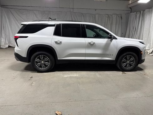 Used 2025 Chevrolet Traverse LT FWD image 8