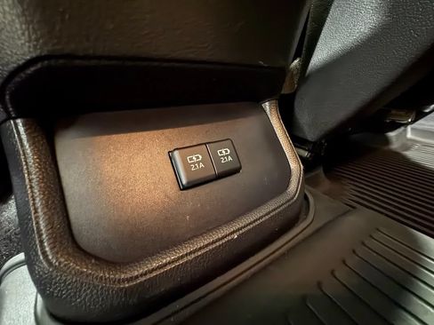 Used 2021 Toyota Highlander XLE AWD/4WD image 40