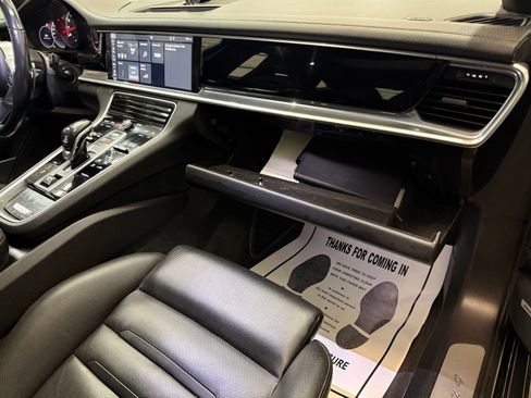 Used 2018 Porsche Panamera 4 image 18