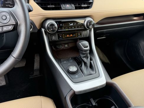 Used 2023 Toyota RAV4 Limited image 20