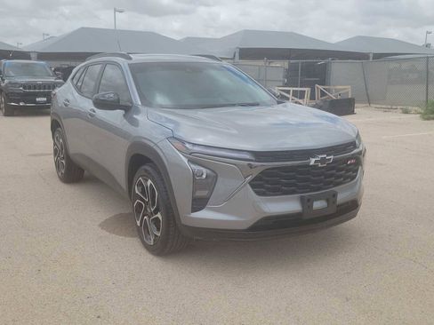 Used 2025 Chevrolet Trax RS w/ Sunroof Package FWD image 2