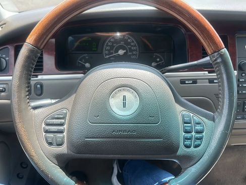 Used 2004 Lincoln Town Car Ultimate image 16