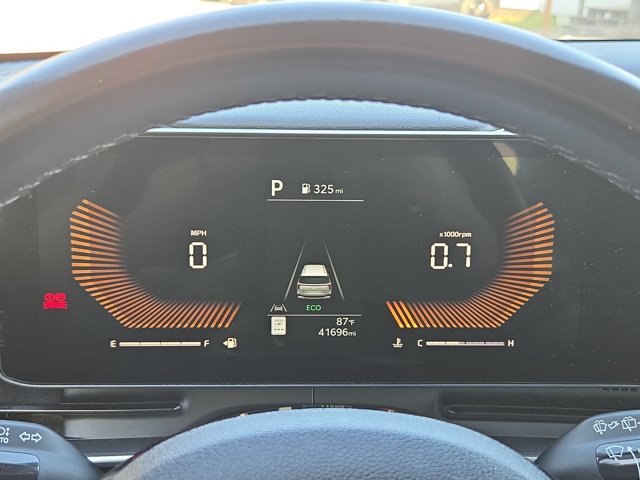 Used 2025 Kia Carnival FWD image 16
