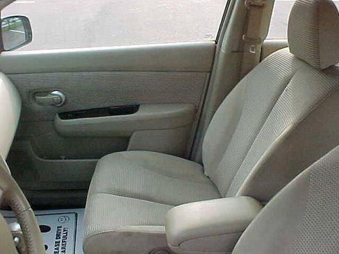 Used 2011 Nissan Versa Hatchback w/ Premium Pkg FWD image 15