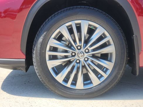 Used 2024 Toyota Highlander Platinum FWD image 10