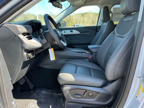 Used 2024 Ford Explorer XLT w/ Equipment Group 202A AWD/4WD image 3