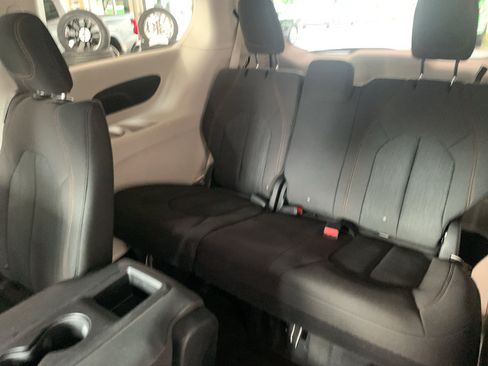 Used 2019 Chrysler Pacifica Touring Plus w/ Tire & Wheel Group FWD image 18