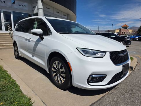 Used 2023 Chrysler Pacifica Touring-L FWD image 3