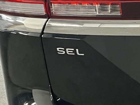 Used 2025 Volkswagen Atlas SEL AWD/4WD image 39