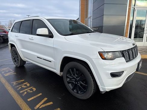 Used 2017 Jeep Grand Cherokee Altitude image 2