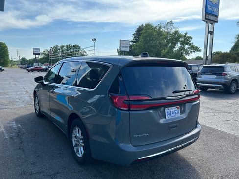 Used 2023 Chrysler Pacifica Touring-L FWD image 5