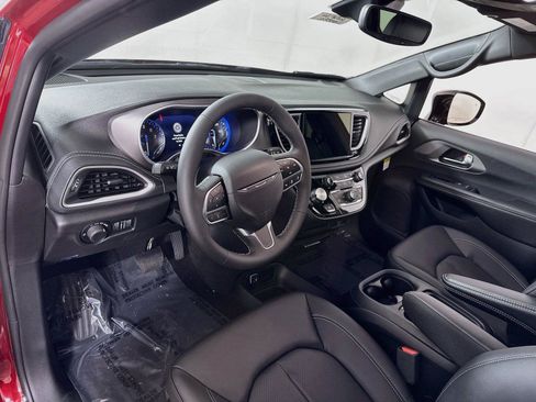New 2027 Chrysler Pacifica Select AWD/4WD image 3